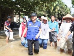 Pj Bupati Kampar Salurkan Sembako Kepada Masyarakat Terdampak Banjir