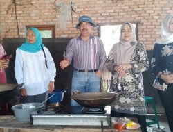 Peduli Banjir, Partai Demokrat Kabupaten Kampar Dirikan Dapur Umum di 3 Kecamatan, Jefry Noer Turut Jadi Juru Masak