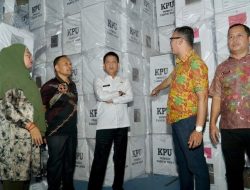 Persiapan Pemilu dan Pilpres 2024, Pj Bupati Kampar Bersama Stakeholder Tinjau Gudang Kotak Suara