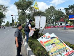 Bawaslu Kampar Tertibkan Alat Peraga Kampanye Para Caleg yang Dinilai Melanggar