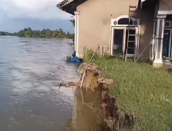 Hampir Tidak Bisa Diselamatkan Rumah Warga Desa Tanjung Terancam Masuk Sungai Akibat Longsor