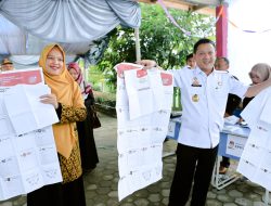 Pj. Bupati Kampar Nyoblos Di TPS 07 Desa Salo Timur Hambali : “Memberikan Suara Pada Pemilu Merupakan Hak Konstitusi Semua Warga Negara”