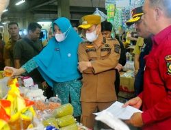 Pj Bupati Kampar Tinjau Harga Bahan Pokok Terkait Isu Kenaikan Harga Bahan Pokok