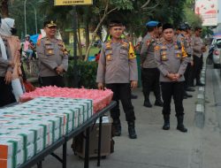 Kapolres Kampar Bersama PJU Polres Kampar Bagi-bagi Takjil untuk Masyarakat di Pos Pam Lapangan Merdeka
