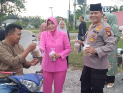 Polsek Siak Hulu Berbagi Takjil Kepada Pengguna Jalan dan Berbuka Puasa Bersama