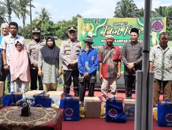 Sambut Idul Fitri 1445 H, Polres Kampar Bagi-bagi Sembako di Alun-alun Desa Tanjung Sawit