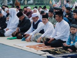 Pj Bupati Kampar Bersama Istri Solat Idul Fitri di Lapangan Pelajar Bangkinang