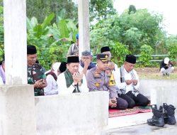 Didampingi Kapolres Kampar, Pj Bupati Kampar Lepas Ziarah Kubur