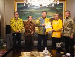 Ketum Golkar Airlangga Hartarto Serahkan SK Calon Gubernur Riau Syamsuar – Ustadz Mawardi M. Saleh