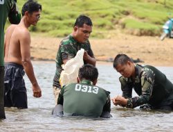 Satgas TMMD Kodim 0313/KPR Bersama Warga Kompak Tangkap Ikan Lubuk Larangan