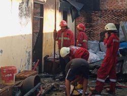 Bangunan Permanen Alami Kebakaran, Petugas Damkar dan Penyelamatan Kampar Berhasil Padamkan Api