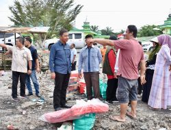 Peduli Antar Sesama, Pj Sekda Kampar Serahkan Bantuan Kebakaran 