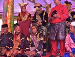 Wakili Pj Bupati, Camat Kampar Hadiri Penobatan Datuk Paduko Majo Kenegerian Air Tiris