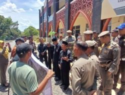 Sejumlah Personil Satpol PP Kampar Mengawal Aksi Demontrasi di Baznas Kampar