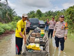 Polsek Kampar Kiri Hilir Salurkan Bantuan Sembako Kepada Warga Terdampak Banjir