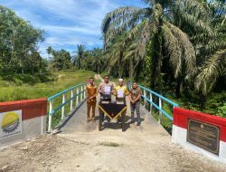Polres Kampar Serahkan Jembatan Merah Putih Presisi Hasil Renovasi ke Warga Pulau Jambu Kuok