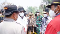 Bupati Kampar Dampingi Menteri Lingkungan Hidup Tinjau Lokasi Karhutla di Kecamatan Tambang